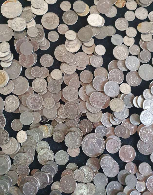 JACKPOT!! 2.45KG MIXED WORLD COINS. APROX: 600 + X . NO BRONZE OR COPPER.  FIND A TREASURE !!