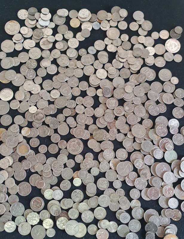 JACKPOT!! 2.45KG MIXED WORLD COINS. APROX: 600 + X . NO BRONZE OR COPPER.  FIND A TREASURE !!