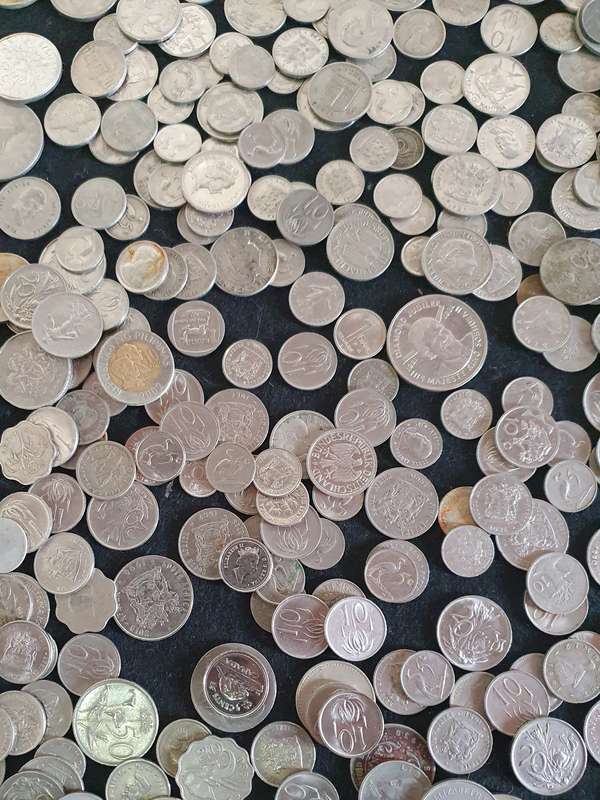 JACKPOT!! 2.45KG MIXED WORLD COINS. APROX: 600 + X . NO BRONZE OR COPPER.  FIND A TREASURE !!