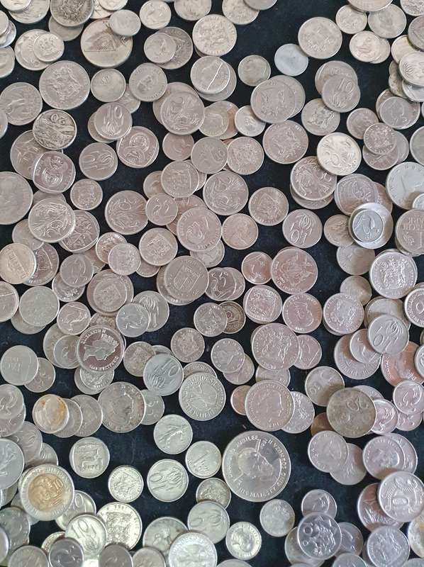 JACKPOT!! 2.45KG MIXED WORLD COINS. APROX: 600 + X . NO BRONZE OR COPPER.  FIND A TREASURE !!