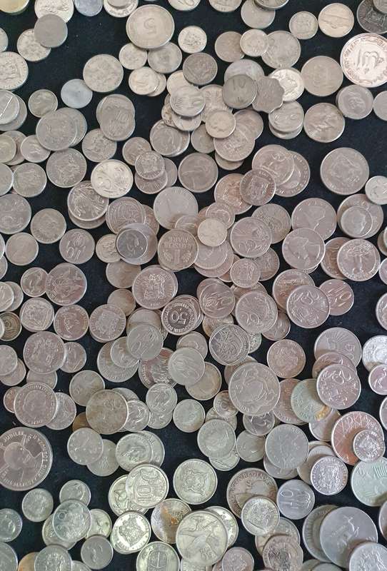 JACKPOT!! 2.45KG MIXED WORLD COINS. APROX: 600 + X . NO BRONZE OR COPPER.  FIND A TREASURE !!