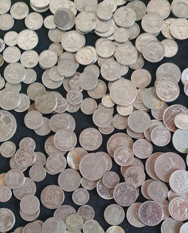 JACKPOT!! 2.45KG MIXED WORLD COINS. APROX: 600 + X . NO BRONZE OR COPPER.  FIND A TREASURE !!