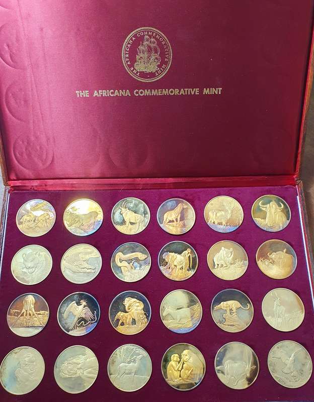 .925 SILVER GOLD PLATED 50th Anniversary 24 piece medallion set. Wildlife Society of SA. 891,60 gr.