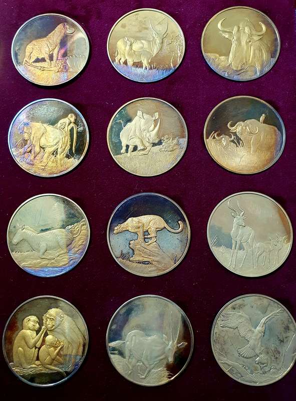 .925 SILVER GOLD PLATED 50th Anniversary 24 piece medallion set. Wildlife Society of SA. 891,60 gr.