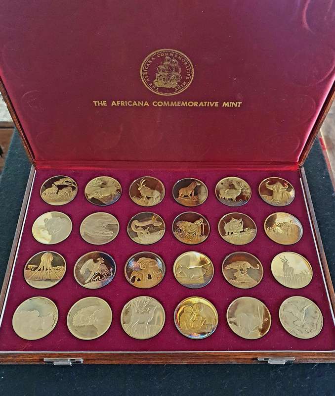 .925 SILVER GOLD PLATED 50th Anniversary 24 piece medallion set. Wildlife Society of SA. 891,60 gr.