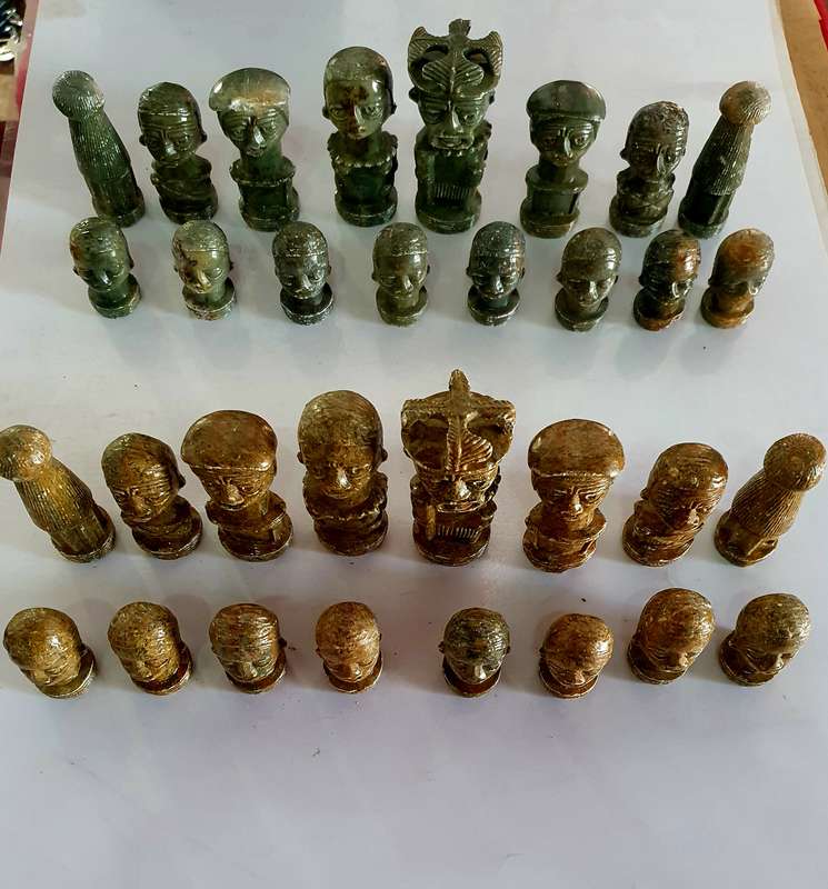 VINTAGE GREEN & BROWN HAND CARFED, POLISHED SOAP STONE AFRICA MOTIF CHESS PIECES.  2.10 KG.