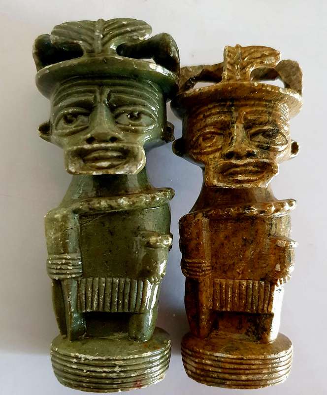 VINTAGE GREEN & BROWN HAND CARFED, POLISHED SOAP STONE AFRICA MOTIF CHESS PIECES.  2.10 KG.