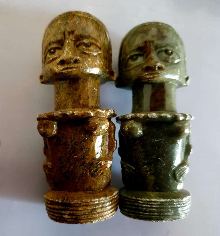 VINTAGE GREEN & BROWN HAND CARFED, POLISHED SOAP STONE AFRICA MOTIF CHESS PIECES.  2.10 KG.