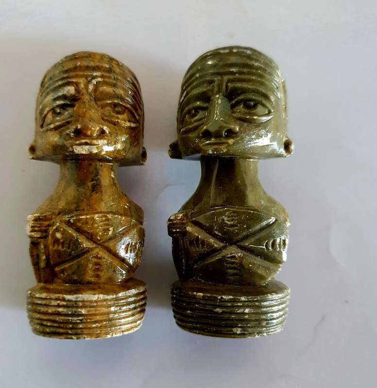 VINTAGE GREEN & BROWN HAND CARFED, POLISHED SOAP STONE AFRICA MOTIF CHESS PIECES.  2.10 KG.