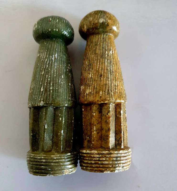 VINTAGE GREEN & BROWN HAND CARFED, POLISHED SOAP STONE AFRICA MOTIF CHESS PIECES.  2.10 KG.