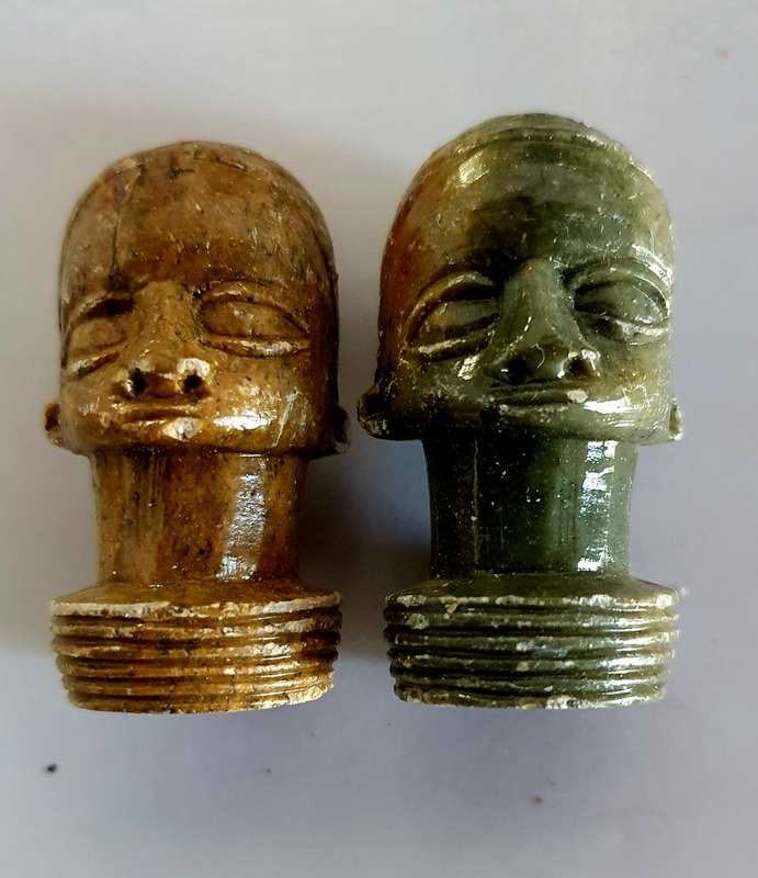 VINTAGE GREEN & BROWN HAND CARFED, POLISHED SOAP STONE AFRICA MOTIF CHESS PIECES.  2.10 KG.