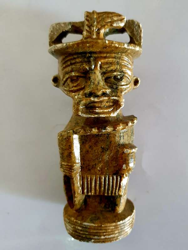 VINTAGE GREEN & BROWN HAND CARFED, POLISHED SOAP STONE AFRICA MOTIF CHESS PIECES.  2.10 KG.