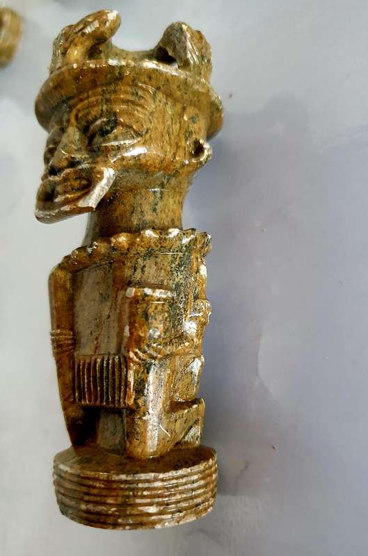 VINTAGE GREEN & BROWN HAND CARFED, POLISHED SOAP STONE AFRICA MOTIF CHESS PIECES.  2.10 KG.