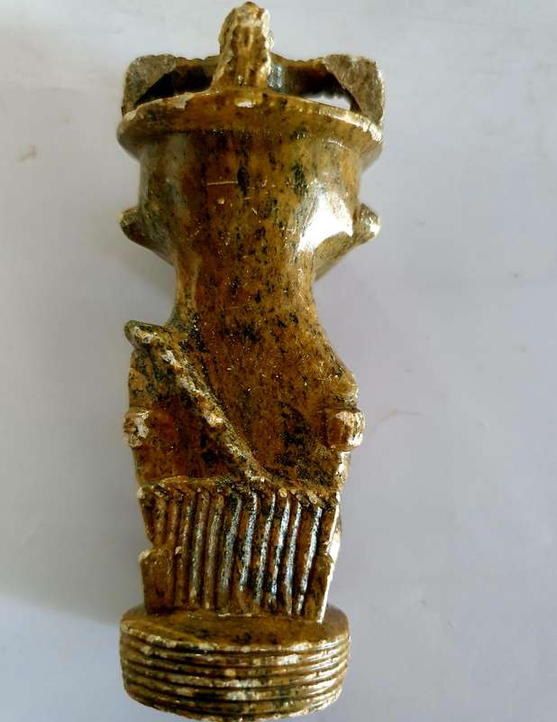 VINTAGE GREEN & BROWN HAND CARFED, POLISHED SOAP STONE AFRICA MOTIF CHESS PIECES.  2.10 KG.