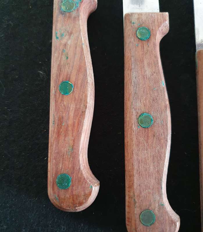 6 X VINTAGE STAINLESS STEAK KNIFES. WOOD HANDLES WITH BRASS STUDS. NEVER BEEN USED.