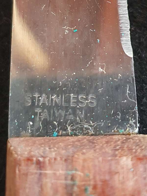 6 X VINTAGE STAINLESS STEAK KNIFES. WOOD HANDLES WITH BRASS STUDS. NEVER BEEN USED.