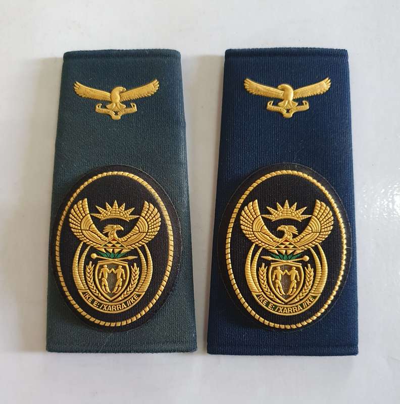 2 X SAAF WO CLASS 11  RANK SLIP ONS