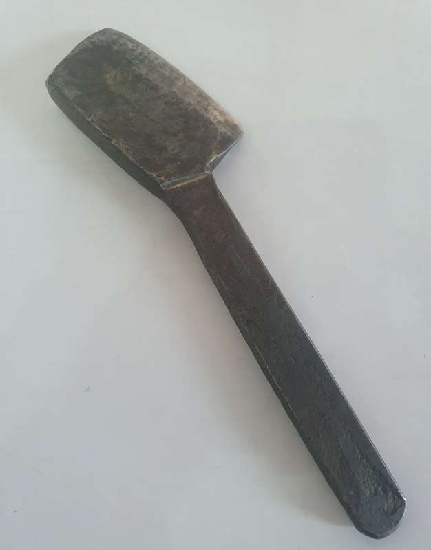 ANTIQUE HUGE BLACK SMITH HAMMER AX METAL CUTTER . 1.6 KG. 30 CM LONG X 8 CM WIDE X 2.5CM THICK.