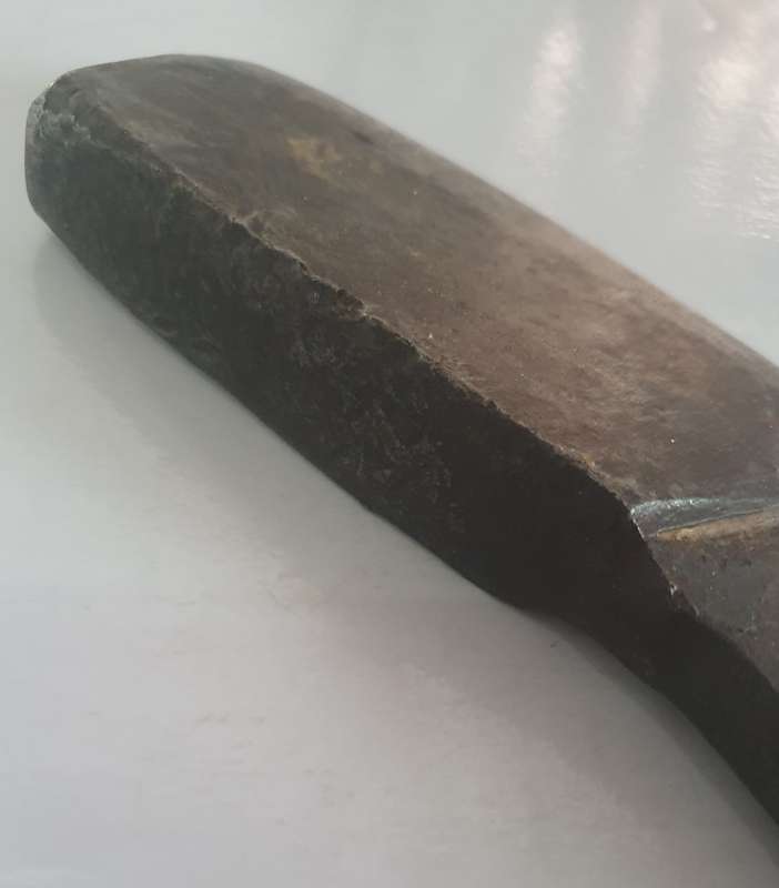 ANTIQUE HUGE BLACK SMITH HAMMER AX METAL CUTTER . 1.6 KG. 30 CM LONG X 8 CM WIDE X 2.5CM THICK.
