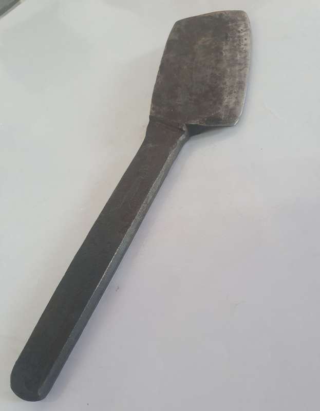 ANTIQUE HUGE BLACK SMITH HAMMER AX METAL CUTTER . 1.6 KG. 30 CM LONG X 8 CM WIDE X 2.5CM THICK.