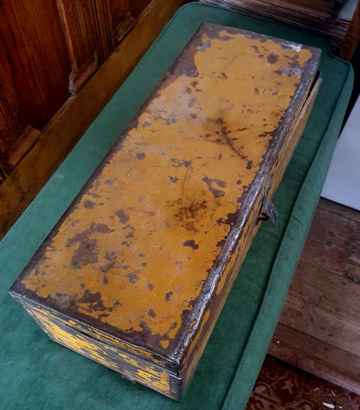 ANTIQUE THICK METAL TOOLBOX WITH 25 X ANTIQUE TOOLS. AS FOUND. SEE PHOTOS.