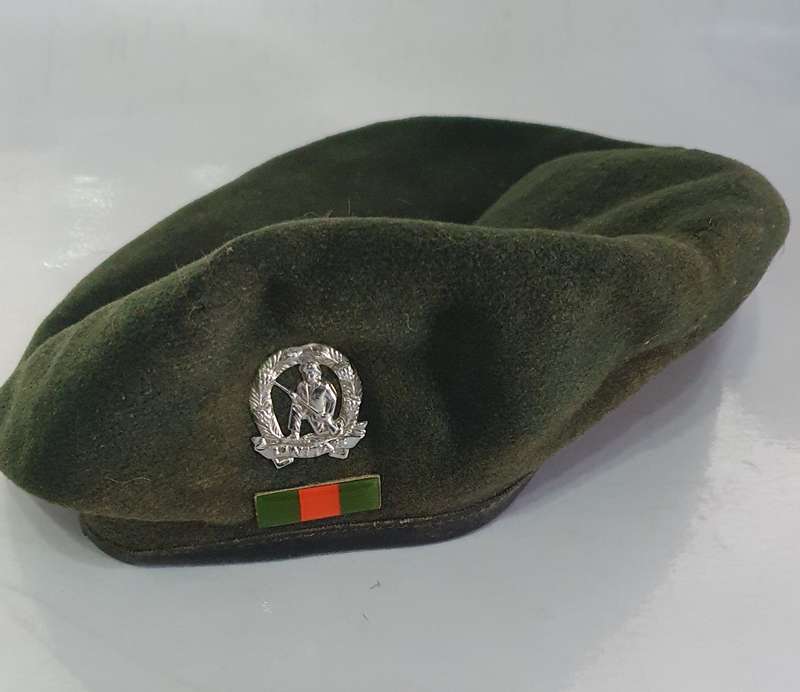 SADF COMANDO BERET WITH BADGE AND BALKIE . 52 CM .