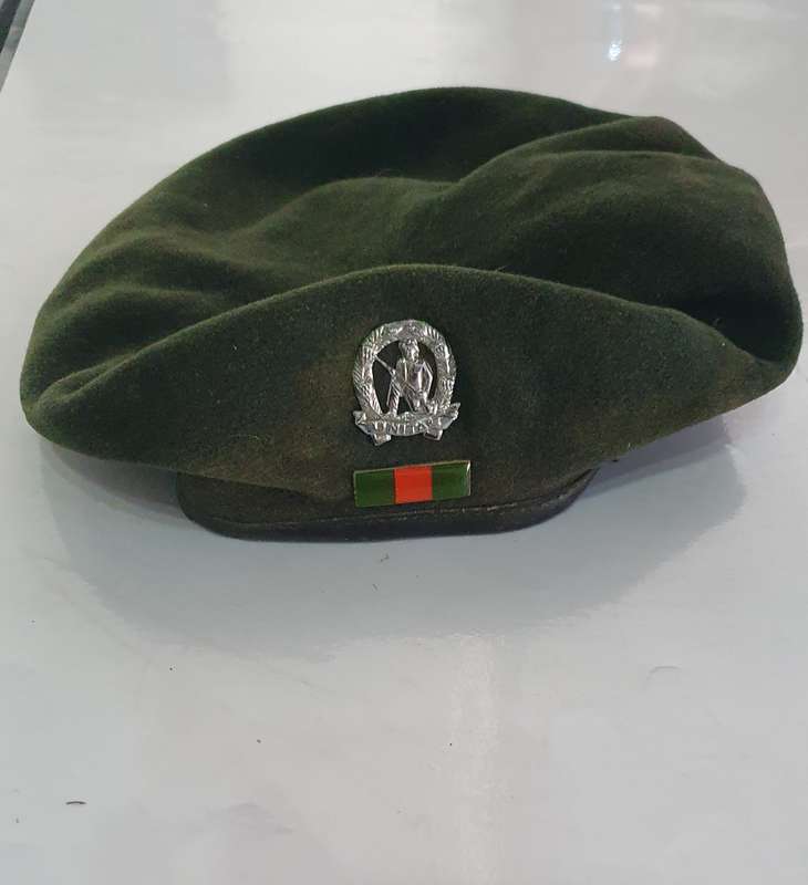 SADF COMANDO BERET WITH BADGE AND BALKIE . 52 CM .
