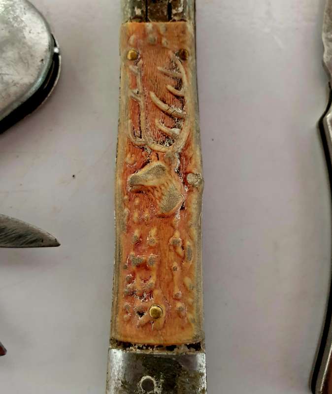 4 x VINTAGE FOLDING KNIFES. INCL. SURGICAL STEEL, VICTORINOX, ETC. SELLING AS RESTORATION JOB.