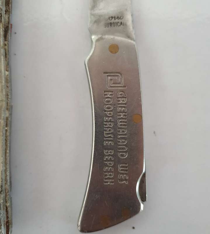 4 x VINTAGE FOLDING KNIFES. INCL. SURGICAL STEEL, VICTORINOX, ETC. SELLING AS RESTORATION JOB.