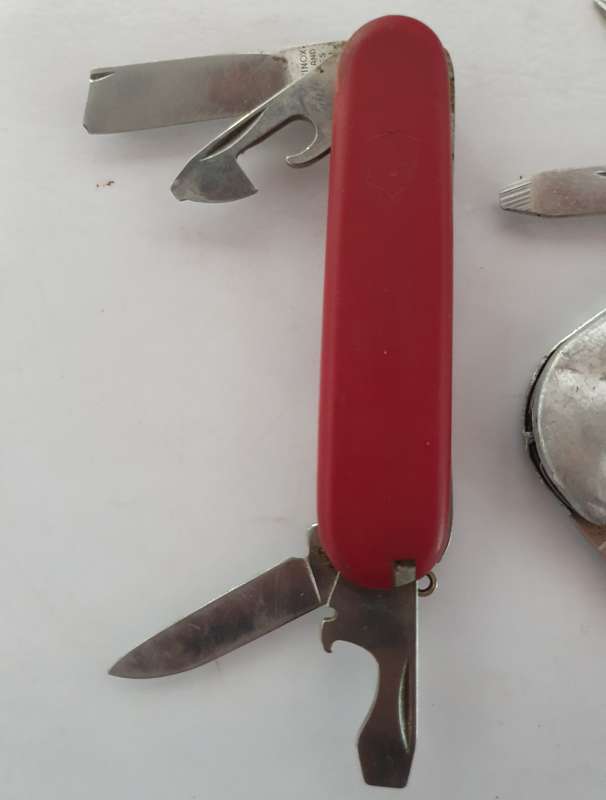 4 x VINTAGE FOLDING KNIFES. INCL. SURGICAL STEEL, VICTORINOX, ETC. SELLING AS RESTORATION JOB.