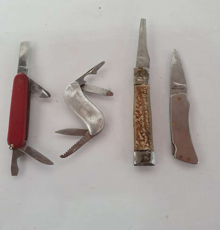 4 x VINTAGE FOLDING KNIFES. INCL. SURGICAL STEEL, VICTORINOX, ETC. SELLING AS RESTORATION JOB.