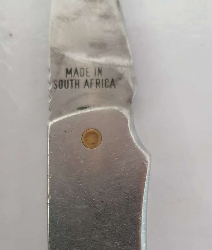 4 x VINTAGE FOLDING KNIFES. INCL. SURGICAL STEEL, VICTORINOX, ETC. SELLING AS RESTORATION JOB.