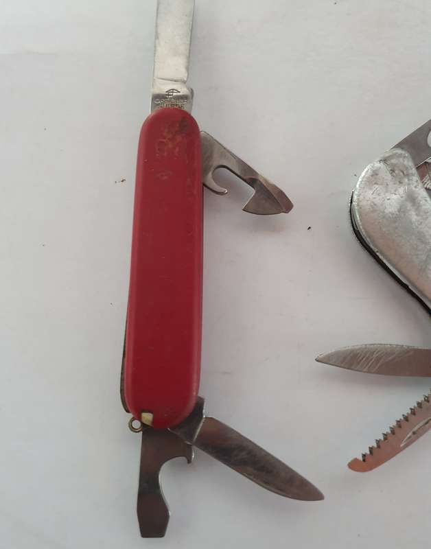 4 x VINTAGE FOLDING KNIFES. INCL. SURGICAL STEEL, VICTORINOX, ETC. SELLING AS RESTORATION JOB.