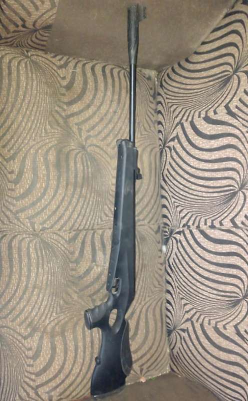 5.5mm AIR RIFLE. RETAY 135X. PLUS 150 PELLETS. AS GOOD AS NEW.
