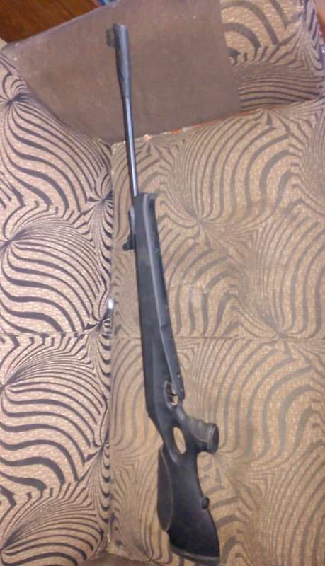 5.5mm AIR RIFLE. RETAY 135X. PLUS 150 PELLETS. AS GOOD AS NEW.