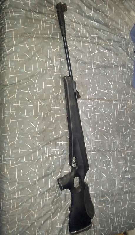 5.5mm AIR RIFLE. RETAY 135X. PLUS 150 PELLETS. AS GOOD AS NEW.