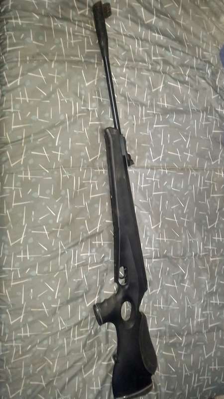 5.5mm AIR RIFLE. RETAY 135X. PLUS 150 PELLETS. AS GOOD AS NEW.