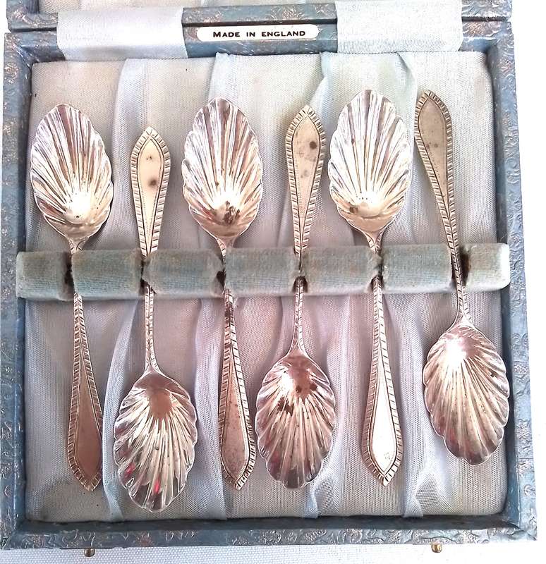 London  1900  -  CASED  coffee  spoons