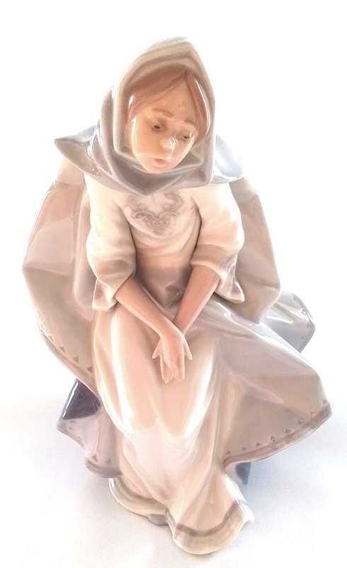 Lladro   -   MARY  5747   -  Figure