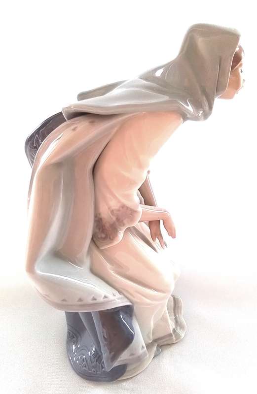 Lladro   -   MARY  5747   -  Figure
