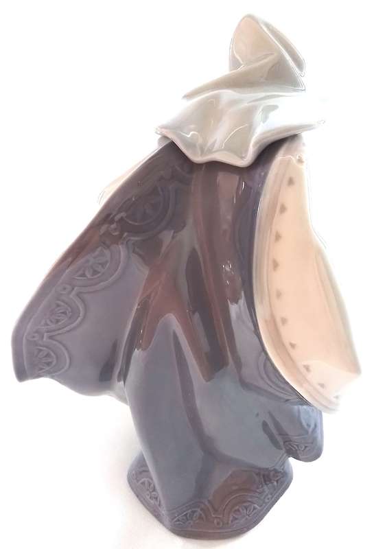Lladro   -   MARY  5747   -  Figure