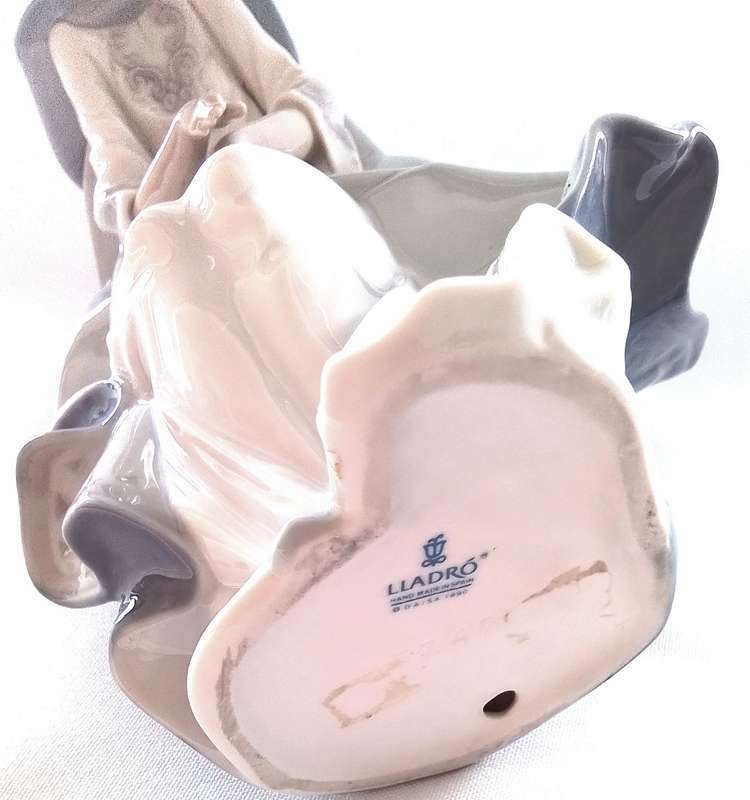 Lladro   -   MARY  5747   -  Figure