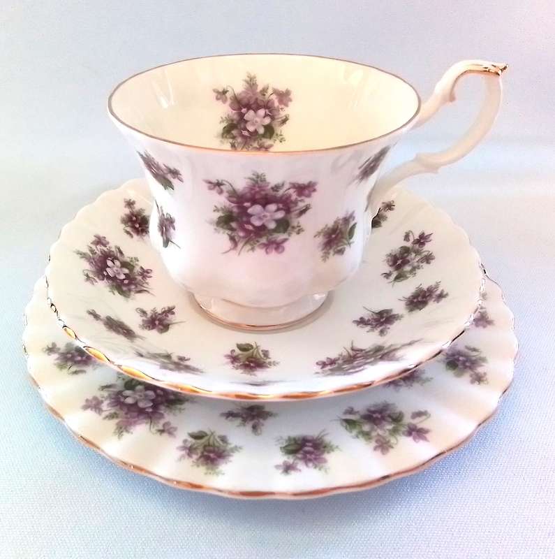 Royal Albert  -  Sweet  Voilets  -  Trio