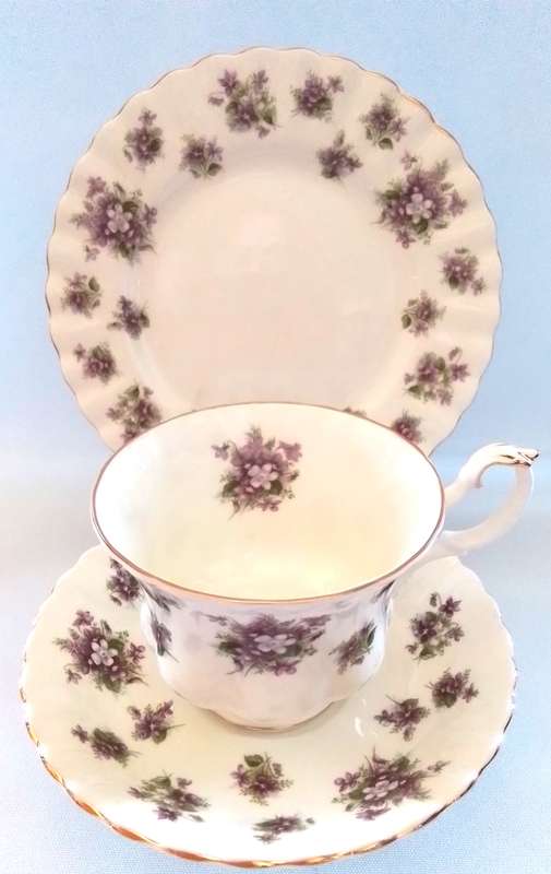 Royal Albert  -  Sweet  Voilets  -  Trio
