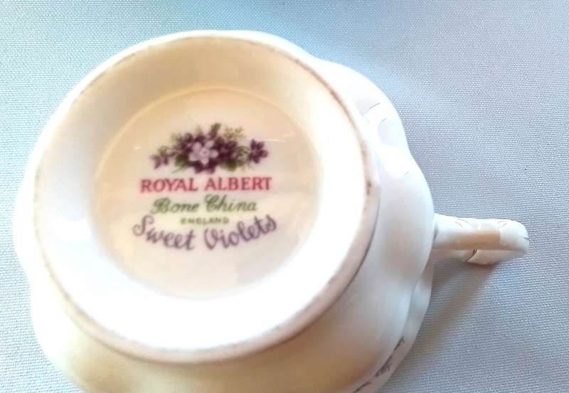Royal Albert  -  Sweet  Voilets  -  Trio