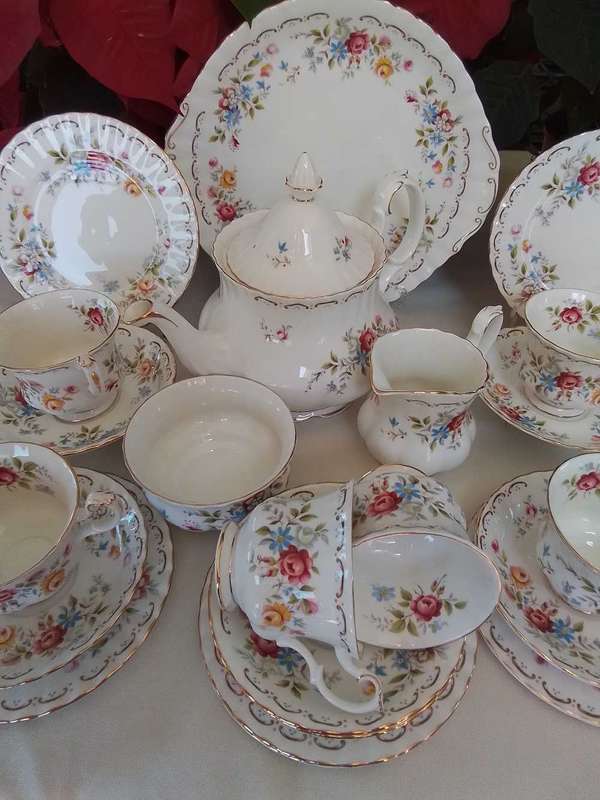 Royal Albert  - JUBILEE ROSE  -  23 pc Tea Set