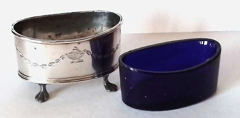Birmingham  1918   Footed   Oval  open  Salt  with  blue  liner