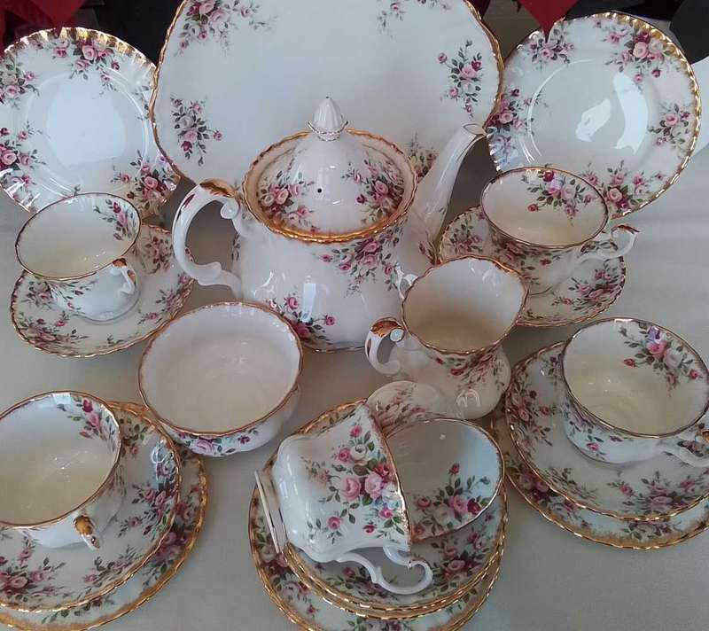 Royal Albert   -  COTTAGE GARDEN   -  23 pc Tea Set
