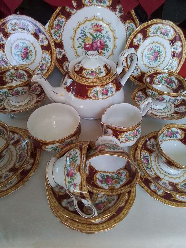 Royal Albert   -  23 pc  LADY HAMILTON   -  Tea  Set