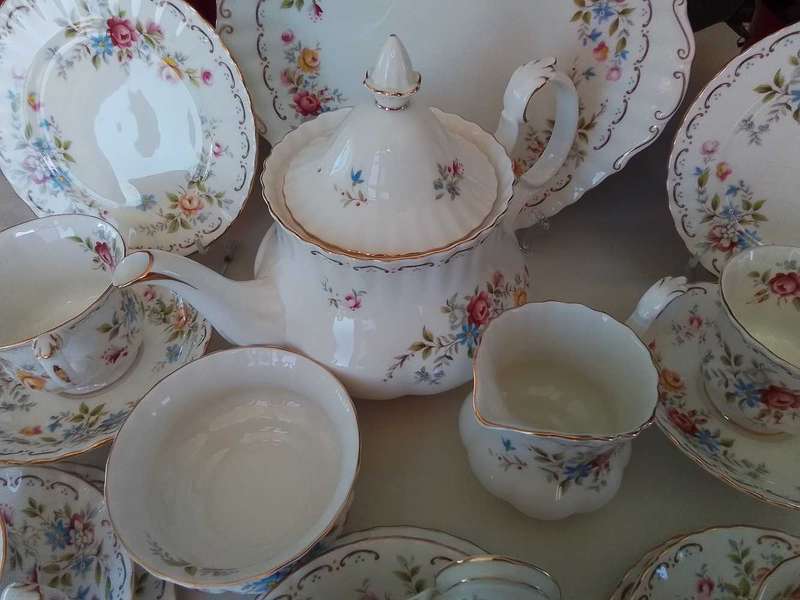 Royal Albert  - JUBILEE ROSE  -  23 pc Tea Set